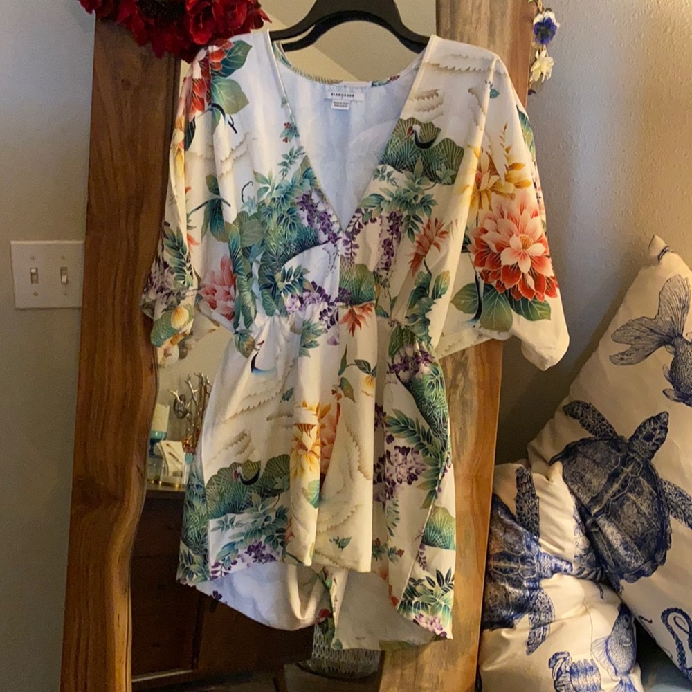 NWOT Lulu’s Floral Pattern Deep V Romper Sz M
